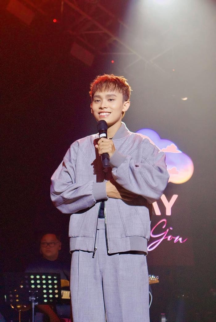 Ca sĩ Hồ Văn Cường.