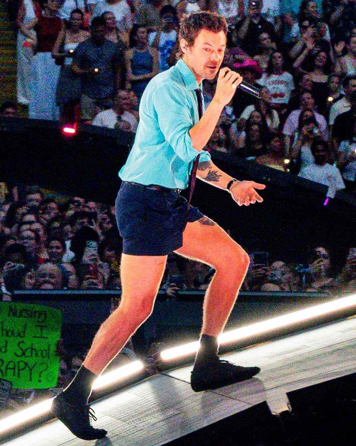 Harry Styles trượt ngã trên sân khấu, hàng chục ngàn khán giả thót tim Ảnh 3