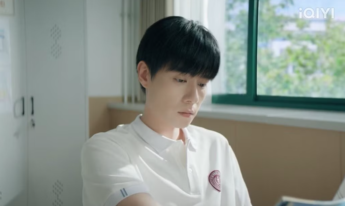 Nhiều ý kiến cho rằng ngoại hình trưởng thành và đường nét cứng cáp khiến nam diễn viên không còn phù hợp với vai diễn thiếu niên 16 tuổi. Ảnh: iQIYI