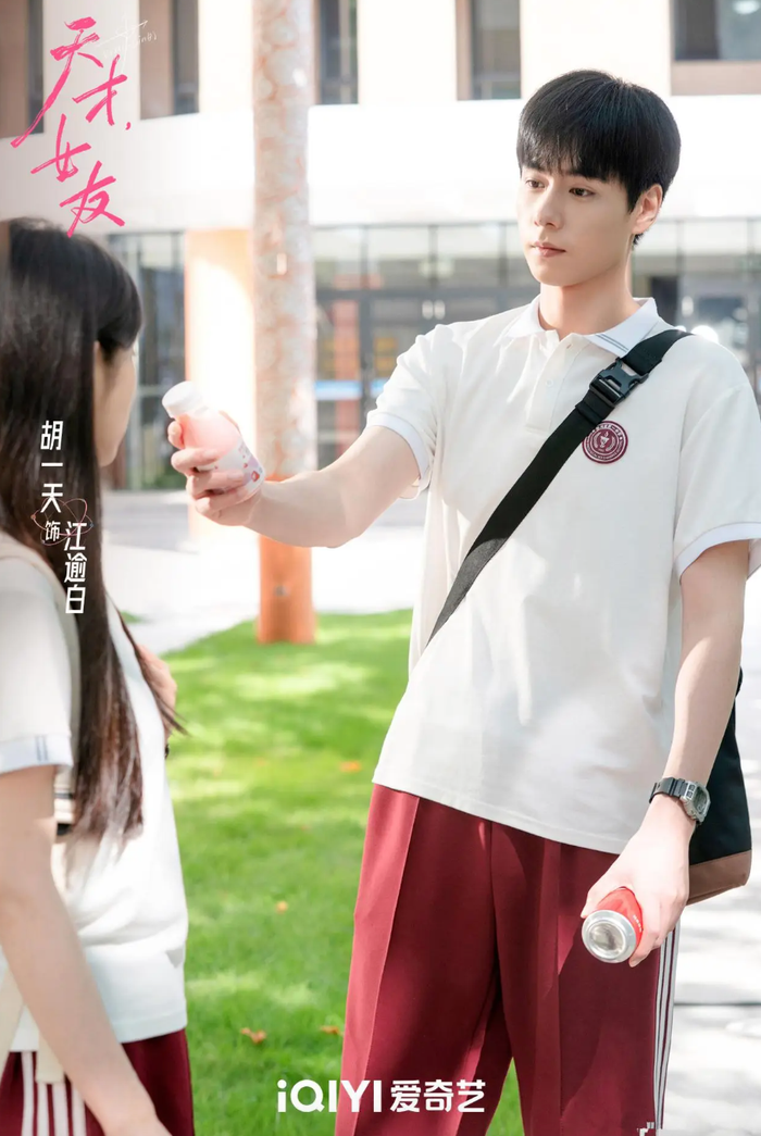 Người hâm mộ bênh vực nam diễn viên khi cho rằng việc giữ nguyên dàn nhân vật từ thời đi học đến khi trưởng thành sẽ giúp mạch phim liền mạch hơn. Ảnh: IQIYI