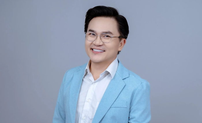 Ở tuổi 48, NSƯT Đại Nghĩa vẫn duy trì nhiệt huyết hoạt động nghệ thuật bền bỉ từ sân khấu kịch đến các dự án phim điện ảnh và chương trình truyền hình. Ảnh: FBNV