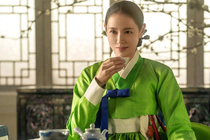 Khép lại danh sách là Scandal, dự án cổ trang quy tụ Son Ye Jin, Ji Chang Wook, Nana, Chani và Han Sun Hwa. Lấy bối cảnh cuối triều đại Joseon, phim xoay quanh bà Jo, người luôn xuất hiện với hình ảnh một người vợ tận tụy nhưng trong lòng lại bất mãn với những ràng buộc mà xã hội áp đặt lên phụ nữ. Trong khi đó, Jo Won là một học giả uyên bác, võ sĩ tài giỏi nhưng nổi tiếng bởi sở thích chinh phục phụ nữ. Từng là mối tình đầu của nhau, cả hai tiếp tục bị cuốn vào những trò chơi quyến rũ và tình ái đầy rủi ro, mở ra câu chuyện cổ trang đậm màu sắc tâm lý.