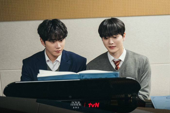 Phát hành ngay sau Mouse Trap, Four Hands: Two Sonatas có sự tham gia của Song Kang, Lee Jun Young, Jang Gyu Ri và Kim Joo Heon. Bộ phim lấy bối cảnh trong thế giới âm nhạc cổ điển, kể về Kang Bi O - thần đồng piano luôn đứng đầu cả về học tập lẫn biểu diễn. Cuộc đời của anh bắt đầu thay đổi khi gặp Choi Jeong Yo, một nghệ sĩ piano từng từ bỏ tài năng sau tuổi thơ nhiều biến cố. Sự cạnh tranh và đồng hành giữa hai nhân vật được kỳ vọng sẽ mang đến câu chuyện giàu cảm xúc về đam mê, tài năng và hành trình vượt qua giới hạn bản thân.