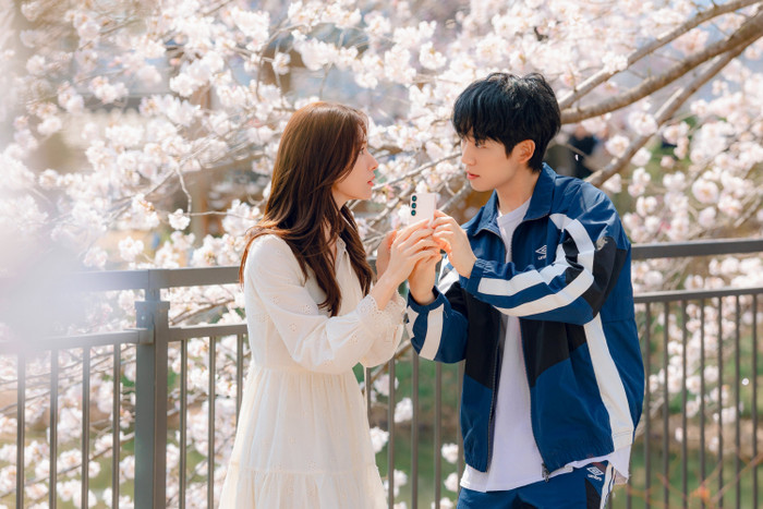 Mở màn là Our Sticky Love, bộ phim đánh dấu màn kết hợp giữa Jung Hae In và Ha Young, cùng sự góp mặt của Heo Sung Tae, Jeon Bae Soo và Seo Jung Yeon. Tác phẩm kể về Go Eun-sae, một nữ công tố viên tài năng bất ngờ tỉnh dậy trong tình trạng mất trí nhớ. Cuộc sống của cô càng trở nên rối ren khi gặp Jang Tae-ha, người đàn ông luôn khẳng định mình là bạn trai của cô nhưng lại mang nhiều bí ẩn. Từ đó, hành trình đi tìm ký ức đã mất và sự thật đằng sau mối quan hệ của cả hai dần mở ra, hứa hẹn mang đến nhiều nút thắt bất ngờ.
