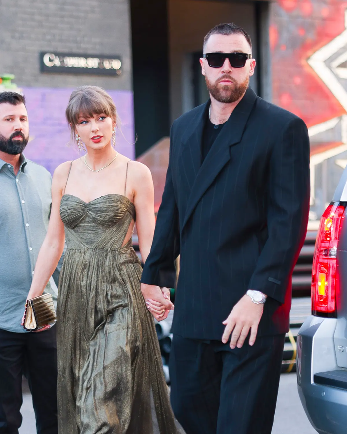 Theo chia sẻ từ khách mời, Travis Kelce đã bật khóc ngay từ khoảnh khắc nhìn Taylor Swift bước vào lễ đường trong chiếc váy cưới Dior.