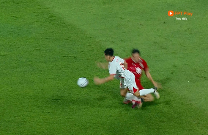 Tuyển Việt Nam dẫn Indonesia 2-0 sau hiệp một, nhưng pha vào bóng nguy hiểm của Thom Haye khiến trận đấu nóng lên. Ảnh chụp màn hình