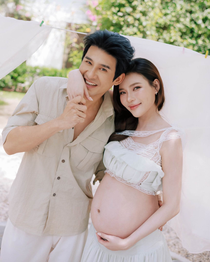 Thúy Diễm lộ rõ niềm hạnh phúc khi chụp ảnh cùng Lương Thế Thành. Ảnh: FBNV