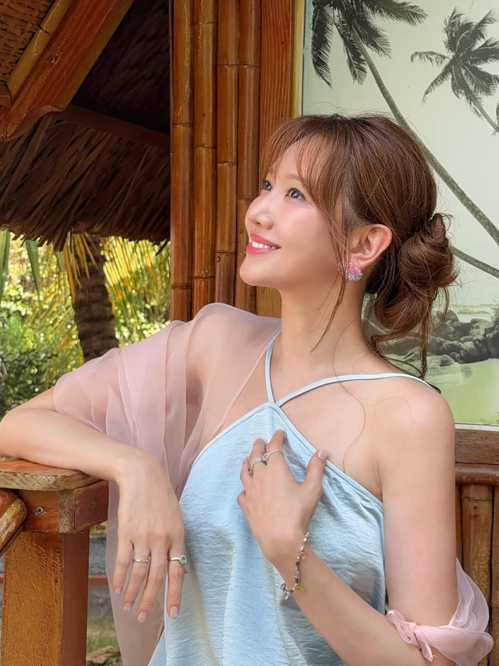 Trước đó vợ Trấn Thành cũng từng gây 'sốt' với nhan sắc trẻ đẹp khi đi du lịch ở miền Tây. Ảnh: FBNV