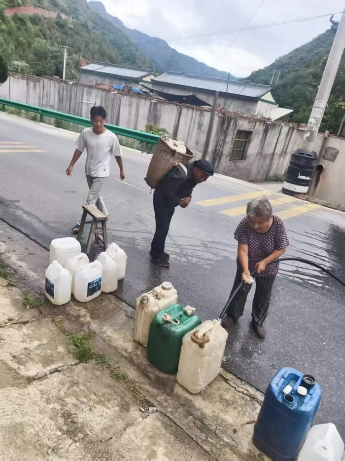 Hơn 400 người dân thiếu nước suốt hơn 3 tháng, phải gánh từng xô nước để duy trì cuộc sống Ảnh 1