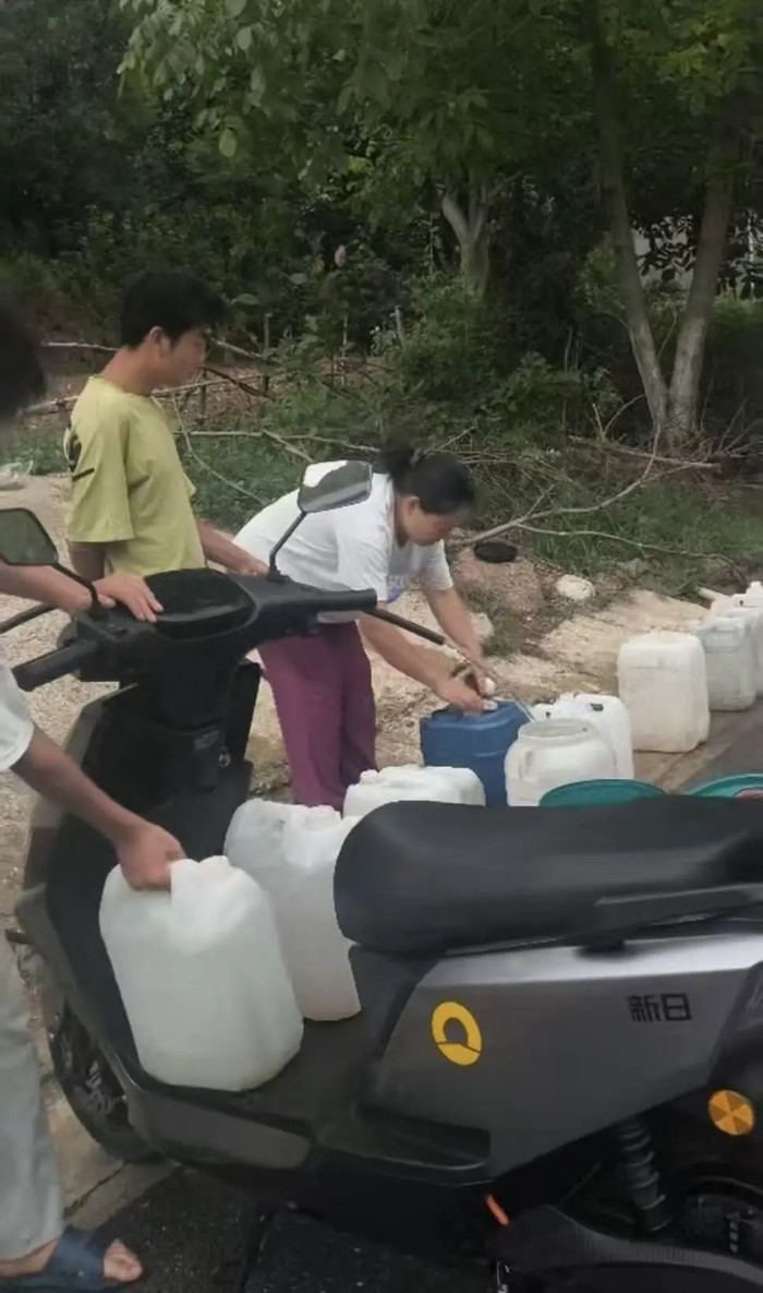 Hơn 400 người dân thiếu nước suốt hơn 3 tháng, phải gánh từng xô nước để duy trì cuộc sống Ảnh 2