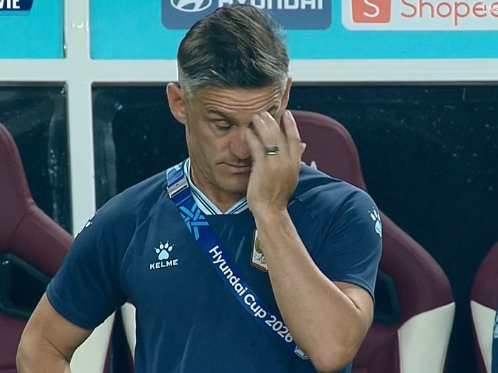HLV John Herdman bất lực nhìn Indonesia thua 0-3 trước tuyển Việt Nam, khép lại trận đấu đầy thất vọng trên sân Pakansari. Ảnh chụp màn hình