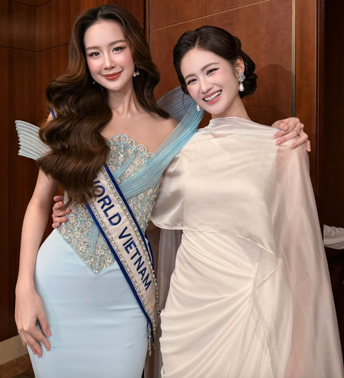 Ý Nhi cười tươi rói khi đến dự sự kiện quan trọng của Bảo Ngọc. Ảnh: FBNV