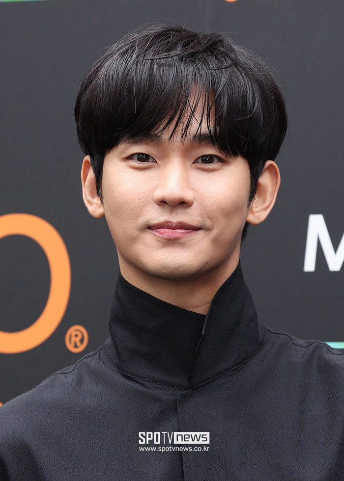 Kim Soo Hyun bắt đầu nối lại các lịch trình ở nước ngoài, đồng thời chuẩn bị trở lại sự kiện chính thức tại Hàn Quốc.