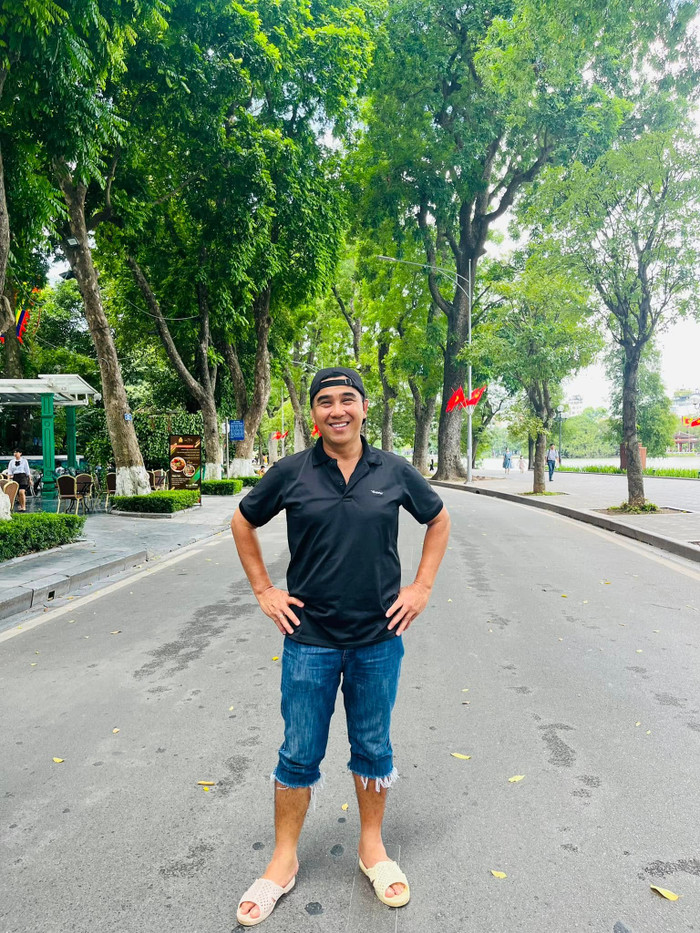 Niềm hạnh phúc của nghệ sĩ Quyền Linh ở tuổi 57 đến từ những điều giản dị trong cuộc sống gia đình. Ảnh: FBNV