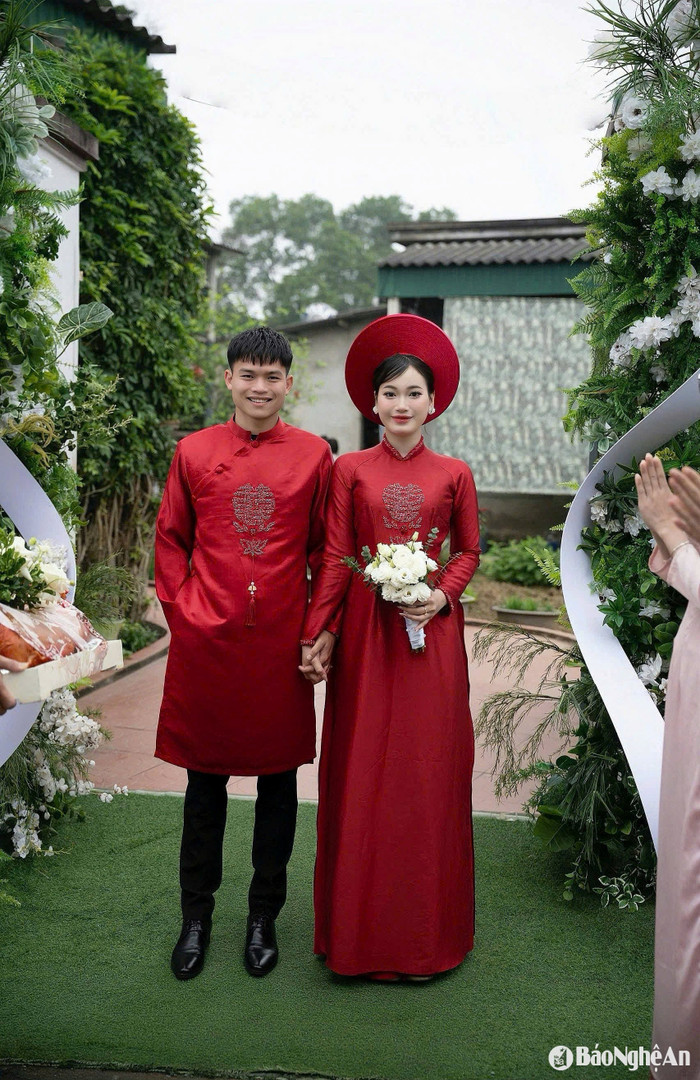 Cô giáo Nguyễn Linh - bà xã cầu thủ Hồ Văn Cường. Ảnh: báo Nghệ An.