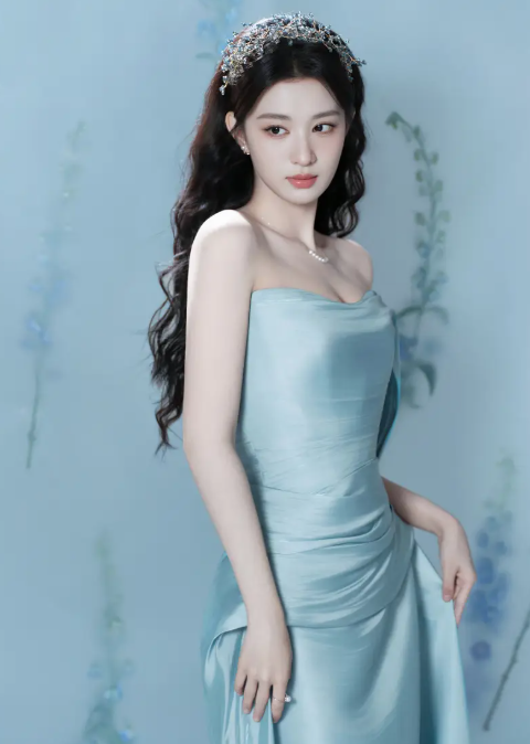 Vương Sở Nhiên gây chú ý với tạo hình thanh lạnh trong thiết kế váy cúp ngực màu xanh. Ảnh: Sohu