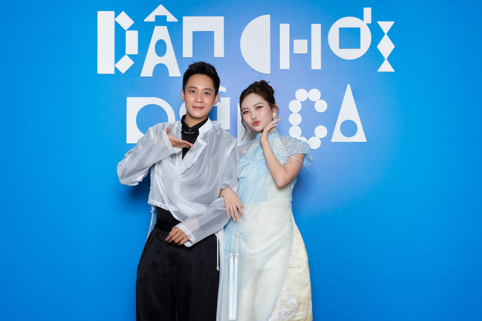 Bảo Định đến chúc mừng Phương Mỹ Chi ra mắt album mới.