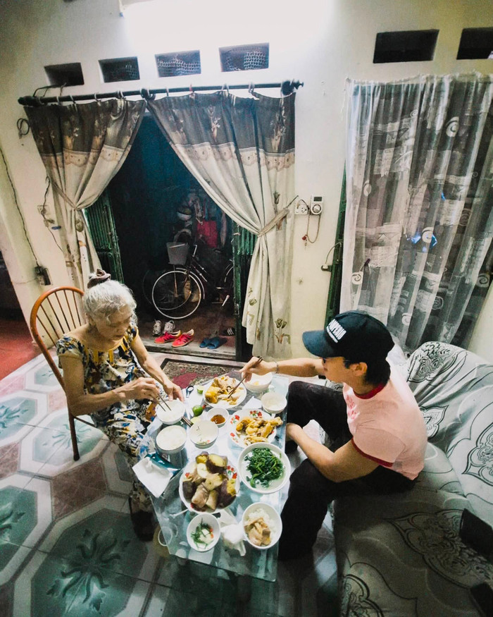 Khoảnh khắc đời thường của (S)TRONG Trọng Hiếu bên cạnh bà nhận được nhiều sự chú ý từ khán giả. Ảnh: FBNV