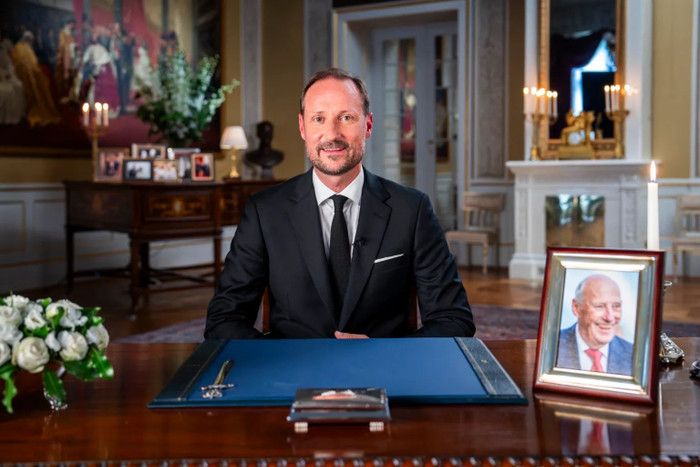 Vua Haakon VIII đã có bài phát biểu trước toàn quốc được truyền hình trực tiếp.