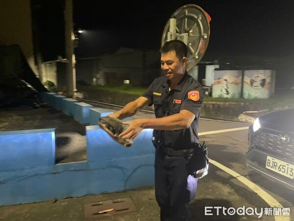 Sau cơn mưa lớn, người dân phát hiện cảnh tượng khó tin trên đường Ảnh 1