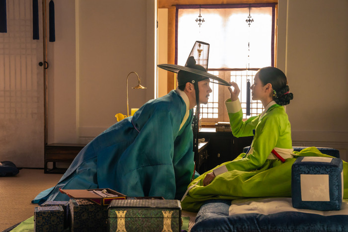 The Scandal đưa khán giả trở về thời Joseon, xoay quanh Jo Won, một quý tộc nổi tiếng đào hoa, cùng phu nhân Cho và Hui Yeon, một góa phụ trẻ quyết tâm giữ tiết hạnh. Ban đầu, Jo Won tham gia một cuộc cá cược tình ái khi được phu nhân Cho thách thức quyến rũ Hui Yeon, nhưng trò chơi nhanh chóng trở nên phức tạp khi những cảm xúc thật bắt đầu xuất hiện. Từ đây, tình yêu, ham muốn, ghen tuông và những toan tính đan xen, đẩy cả ba nhân vật vào một mối quan hệ ngày càng khó kiểm soát. Thay vì chỉ khai thác chuyện tình cảm, bộ phim còn đặt các nhân vật trong những giới hạn khắt khe của xã hội Joseon, qua đó tạo nên xung đột giữa khát vọng cá nhân và khuôn phép. The Scandal dự kiến phát hành từ ngày 18/9.