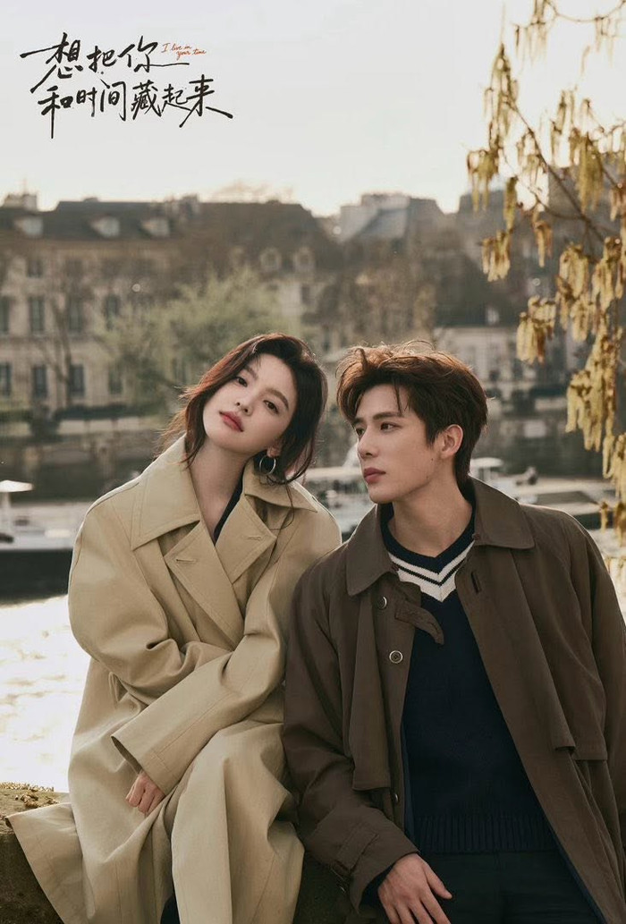 Chương Nhược Nam và Vương An Vũ kết hợp trong Muốn Giấu Em Và Thời Gian Đi, dự án chuyển thể từ tiểu thuyết cùng tên. Sáu năm trước, Thẩm Thiên Trản và Quý Thanh Hòa gặp nhau tại Mạc Hà khi cả hai đều đang trải qua giai đoạn khó khăn trong sự nghiệp. Cuộc gặp giữa vùng đất lạnh giá để lại dấu ấn sâu sắc nhưng cũng kết thúc bằng sự chia xa. Sáu năm sau, hai người gặp lại vì vấn đề liên quan đến bản quyền tác phẩm Thời Gian. Thiên Trản buộc phải tìm cách hợp tác với Thanh Hòa, trong khi anh dù tỏ ra lạnh lùng lại chủ động tìm cách đưa cô trở lại cuộc sống của mình. Điểm đáng chú ý của bộ phim nằm ở câu chuyện tình yêu sau nhiều năm, khi những người từng bỏ lỡ nhau có cơ hội đối diện với quá khứ và những khúc mắc chưa được giải quyết.