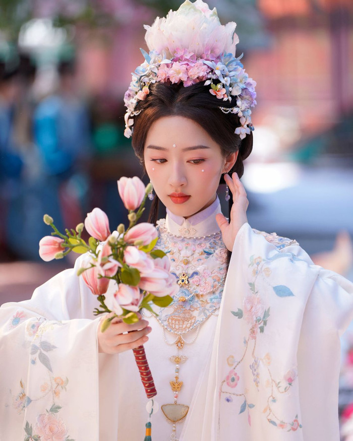 Phát sóng từ ngày 9/8 trên Tencent Video, Hoa Khai Cẩm Tú có Đinh Vũ Hề và Đặng Ân Hy đóng chính. Phim xoay quanh Phó Đình Quân, một tiểu thư khuê các phải tìm cách sinh tồn sau khi gia đình gặp biến cố và tài sản bị tịch biên. Trong hành trình đối đầu với những mưu kế từ dòng tộc, cô gặp Triệu Lăng - một nhân vật có khả năng ứng biến và mưu lược. Từ chỗ cùng nhau vượt qua nghịch cảnh, hai người dần hình thành mối quan hệ đặc biệt.