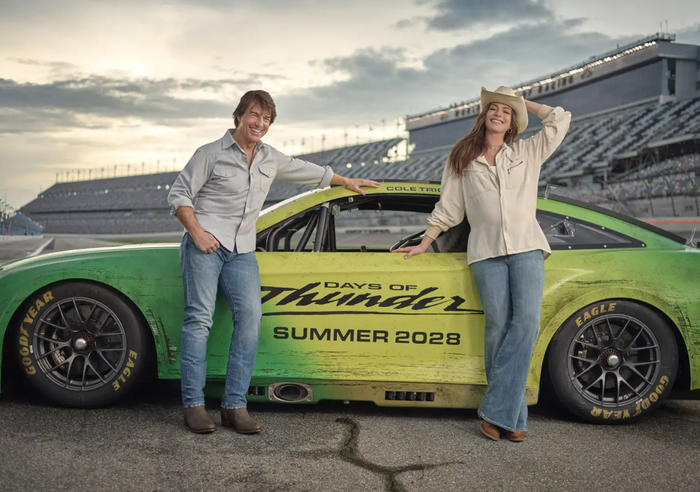 Anne Hathaway gia nhập phần tiếp theo Days of Thunder cùng Tom Cruise, tái hiện thương hiệu đua xe đình đám sau gần 40 năm vắng bóng. Ảnh: Paramount Pictures