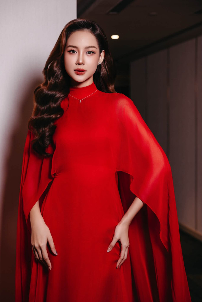 Bảo Ngọc lựa chọn váy đỏ trong phần thi phỏng vấn kín cùng ban tổ chức Miss World.