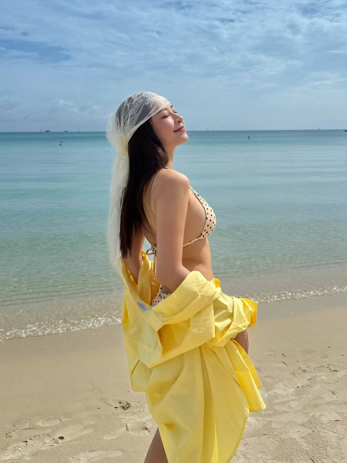 Cách phối trang phục vừa có nét năng động, vừa mang đến vẻ quyến rũ nhưng không quá cầu kỳ của Chi Pu. Ảnh: FBNV