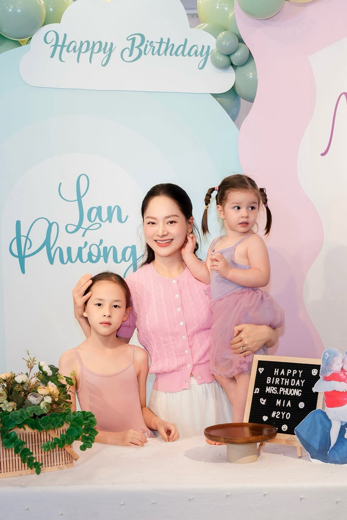 Lan Phương cân bằng giữa hành trình làm mẹ và công việc nghệ thuật. Ảnh: FBNV.