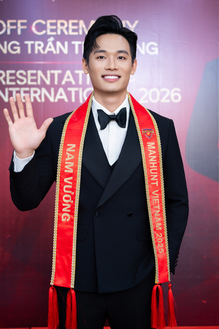 Nam vương Trần Tiến dũng chính thức trở thành đại diện Việt Nam tham gia Manhunt International 2026.