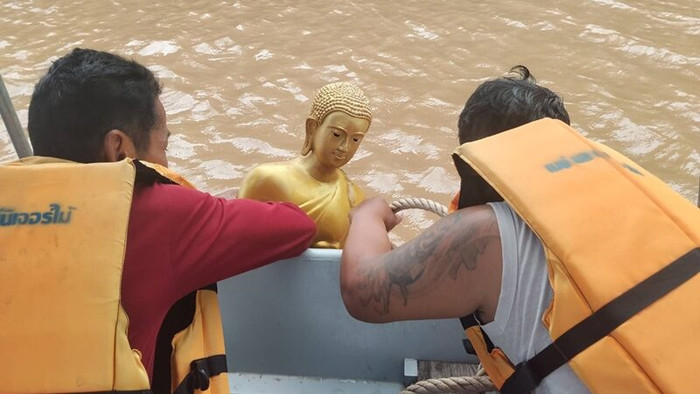 Bức tượng Phật bất ngờ nổi lên giữa dòng sông, người dân kéo đến cầu may Ảnh 2