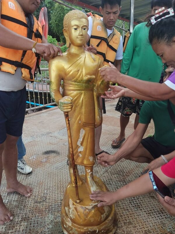 Bức tượng Phật bất ngờ nổi lên giữa dòng sông, người dân kéo đến cầu may Ảnh 3