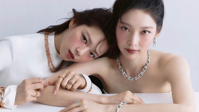 Bộ ảnh càng trở nên đáng chú ý khi đây là lần đầu Gong Seung Yeon và Jeongyeon cùng thực hiện một dự án chụp hình công khai kể từ khi mỗi người theo đuổi sự nghiệp riêng. Ảnh: IGNV