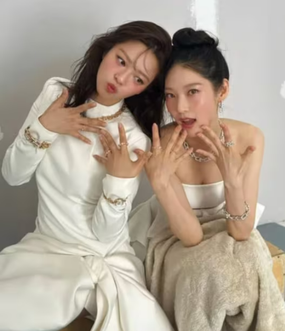 Gong Seung Yeon và Jeongyeon thoải mái tạo dáng tinh nghịch, thậm chí còn tựa đầu vào nhau đầy thân thiết.&nbsp;