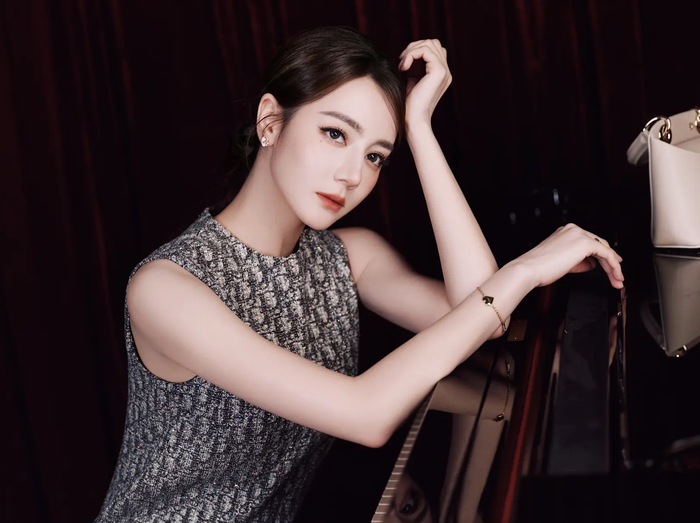 Địch Lệ Nhiệt Ba gây chú ý với tạo hình thanh lịch, cổ điển bên cây đàn piano.