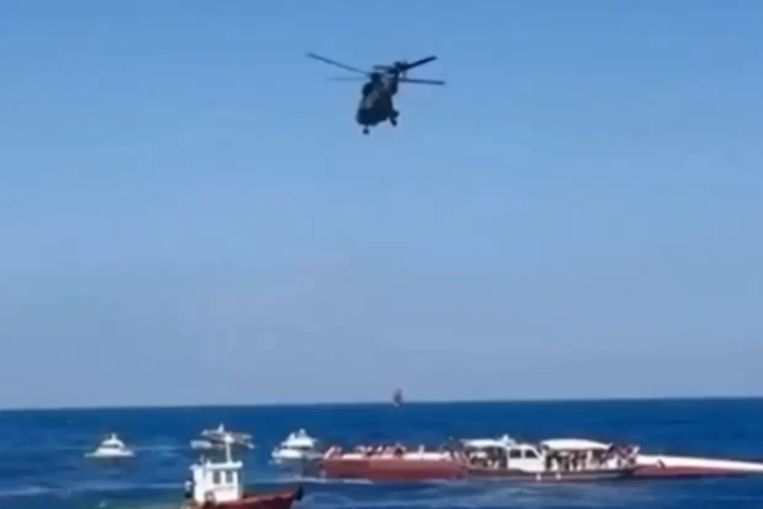 Trực thăng cứu hộ bay phía trên chiếc phà bị lật úp ngoài khơi phía bắc đảo Síp&nbsp; &nbsp;(9News).