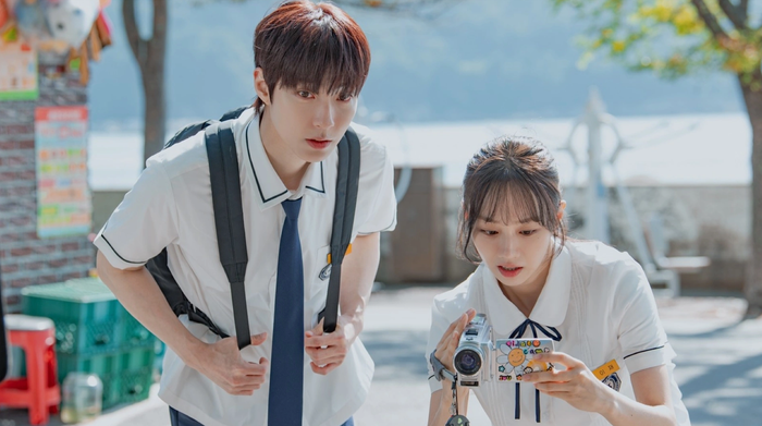 Mousetrap là tác phẩm giật gân, tâm lý được Netflix phát hành trọn bộ 10 tập vào ngày 28/8. Ryu Jun-yeol đảm nhận hai vai trong câu chuyện về Je Moon-jae, một nhà văn sống ẩn dật nhưng bất ngờ phát hiện danh tính, tiền bạc, ngoại hình và các mối quan hệ của mình đã bị một kẻ mạo danh bí ẩn đánh cắp. Muốn giành lại cuộc sống, Moon-jae phải hợp tác với No Ja, một tay cho vay nặng lãi đang truy tìm anh để đòi nợ. Việc Ryu Jun-yeol cùng lúc thể hiện nhân vật thật và kẻ mạo danh trở thành một trong những điểm đáng chú ý của bộ phim.