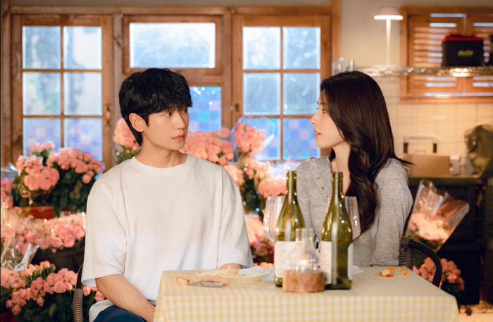 Our Sticky Love kết hợp hài lãng mạn với hành động và thế giới tội phạm ngầm. Go Eun-sae là một nữ công tố viên tham vọng nhưng rơi vào tình trạng mất trí nhớ sau khi bị tấn công. Trong lúc bị băng nhóm truy sát, cô được Jang Tae-ha, một cựu võ sĩ quyền anh từng làm việc cho thế giới ngầm, bảo vệ. Tae-ha nói dối rằng mình là bạn trai của Eun-sae để giúp cô tránh nguy hiểm, từ đó cả hai bắt đầu sống chung dưới một thân phận giả. Mối quan hệ bất đắc dĩ dần thay đổi khi những cảm xúc thật xuất hiện giữa hai người.