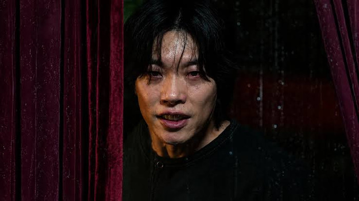 A Shop For Killers 2 tiếp tục câu chuyện hành động sau những biến cố ở mùa đầu tiên, đồng thời mở rộng quy mô của cuộc chiến xoay quanh kho vũ khí bí mật Murthelp. Jeong Ji-an giờ đây không còn chỉ là cô sinh viên bị cuốn vào cuộc truy sát mà đã chủ động đứng lên chiến đấu để bảo vệ bản thân và những người bên cạnh. Sự trở lại của Lee Dong-wook và Kim Hye-jun tiếp tục là tâm điểm của mùa hai, bên cạnh sự xuất hiện của hai diễn viên Nhật Bản Masaki Okada và Hyunri.