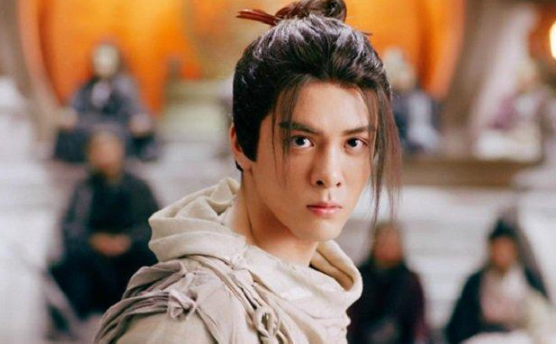 Trương Vô Kỵ vô tình tìm thấy Cửu Dương Chân Kinh sau cơ duyên đặc biệt trong sơn cốc Côn Lôn.