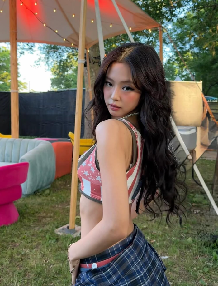 Jennie (BLACKPINK) xuất hiện với hình tượng 'thiên thần sa ngã' Ảnh 2