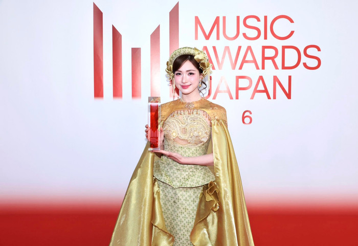 Hòa Minzy nhận giải thưởng tại Music Awards Japan 2026. Ảnh: FBNV