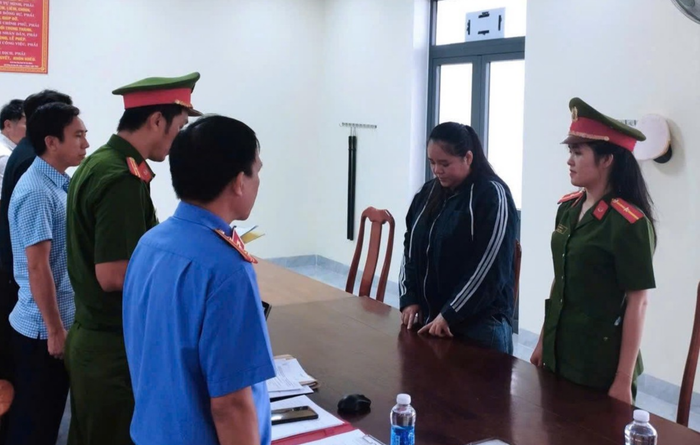 Cơ quan Công an tống đạt quyết định đối với Bùi Thị Diệu My. Ảnh: Cổng TTĐT Bộ Công an