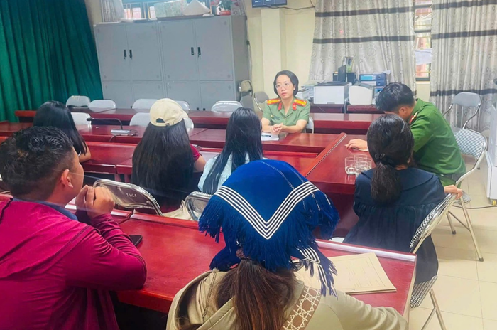 Công an xã Trịnh Tường tuyên truyền cho các em học sinh và gia đình về các thủ đoạn lừa đảo của tội phạm. Ảnh: Cổng TTĐT Bộ Công an&nbsp;