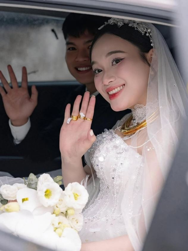 Cô giáo Nguyễn Linh - bà xã cầu thủ Hồ Văn Cường.