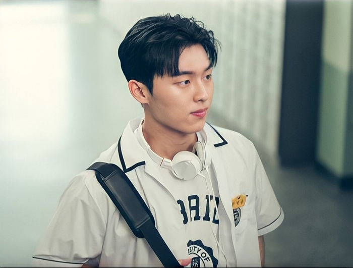 Ở lĩnh vực diễn xuất, Choi Hyun Wook đang không ngừng khẳng định vị trí.