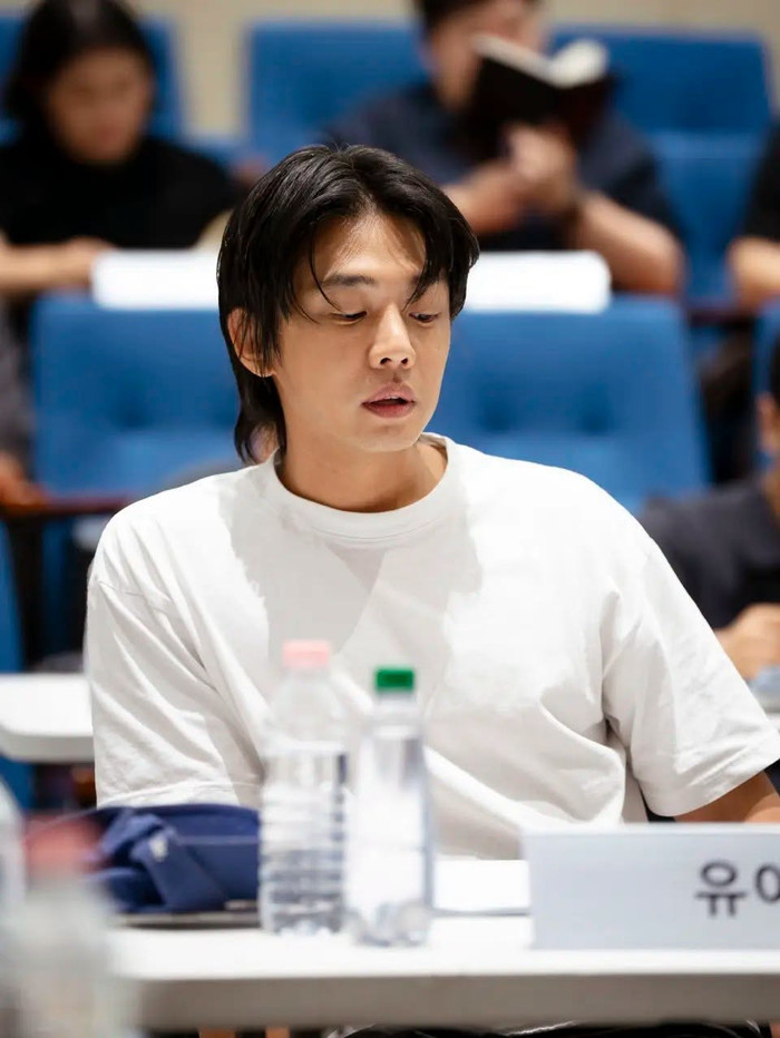 Vampire đánh dấu bước trở lại màn ảnh đáng chú ý của Yoo Ah In sau khoảng ba năm gián đoạn hoạt động.