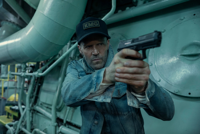 Jason Statham vào vai Cole Reed trong Tàu Buôn Người, bộ phim hành động đang có doanh thu khá khiêm tốn tại phòng vé Việt. Ảnh: NSX